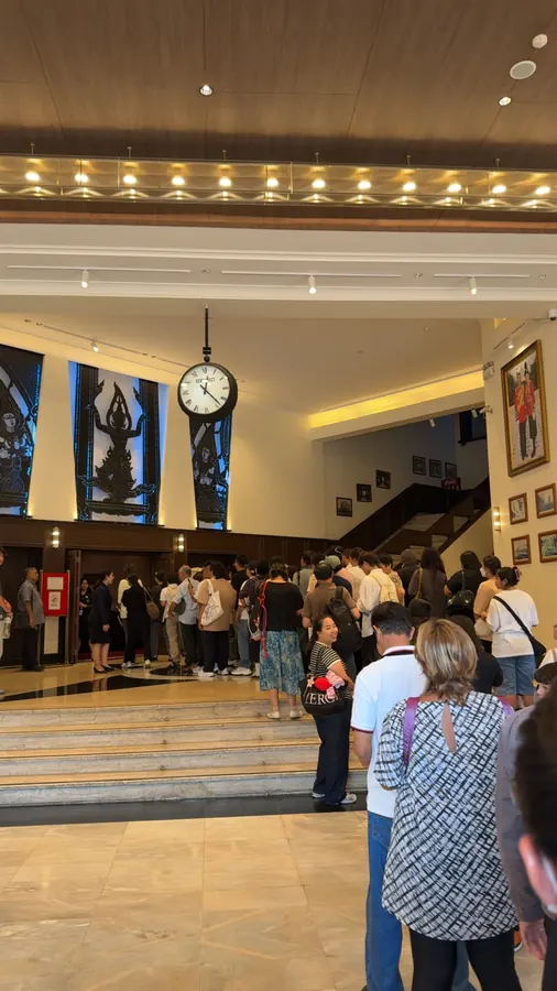 The queue for the Khon show